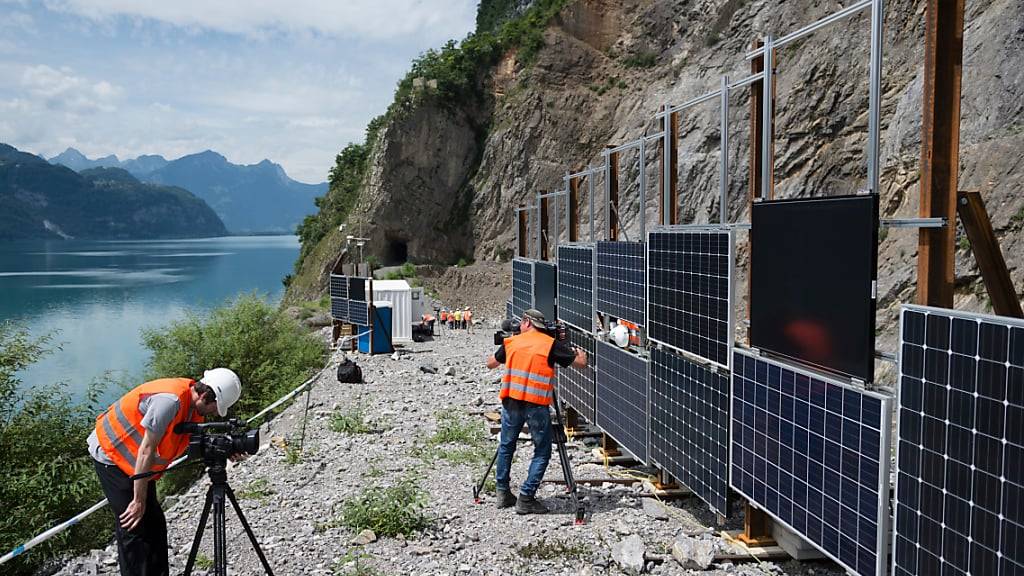 Medienschaffende filmen die Solaranlage im alten Steinbruch am Walensee, die während einer Testphase installiert worden war. (Archivbild)