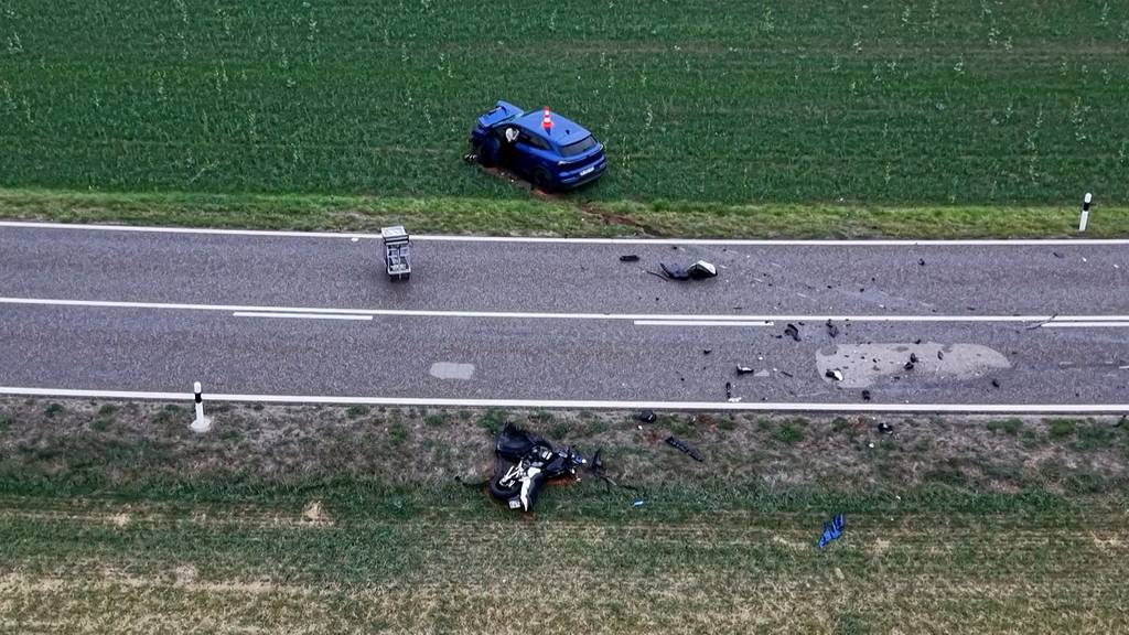 Motorradfahrer stirbt auf Unfallstelle