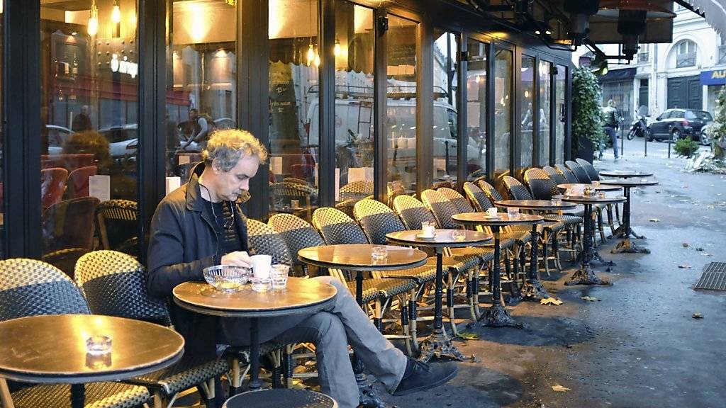Einsamer Kunde im Café «La Bonne Bière», das auch Ziel der Anschläge gewesen war