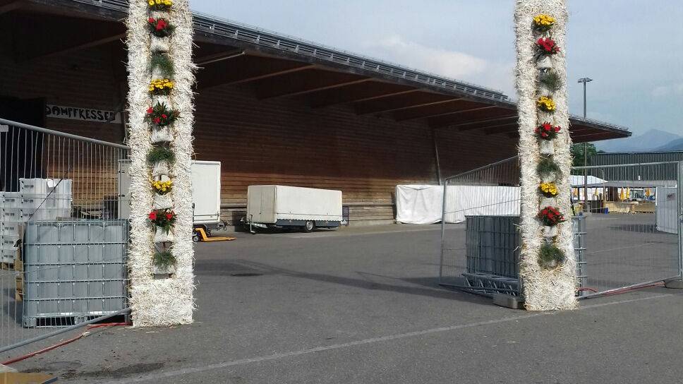 Das Eingangstor steht für das Turnfest in Wattwil.