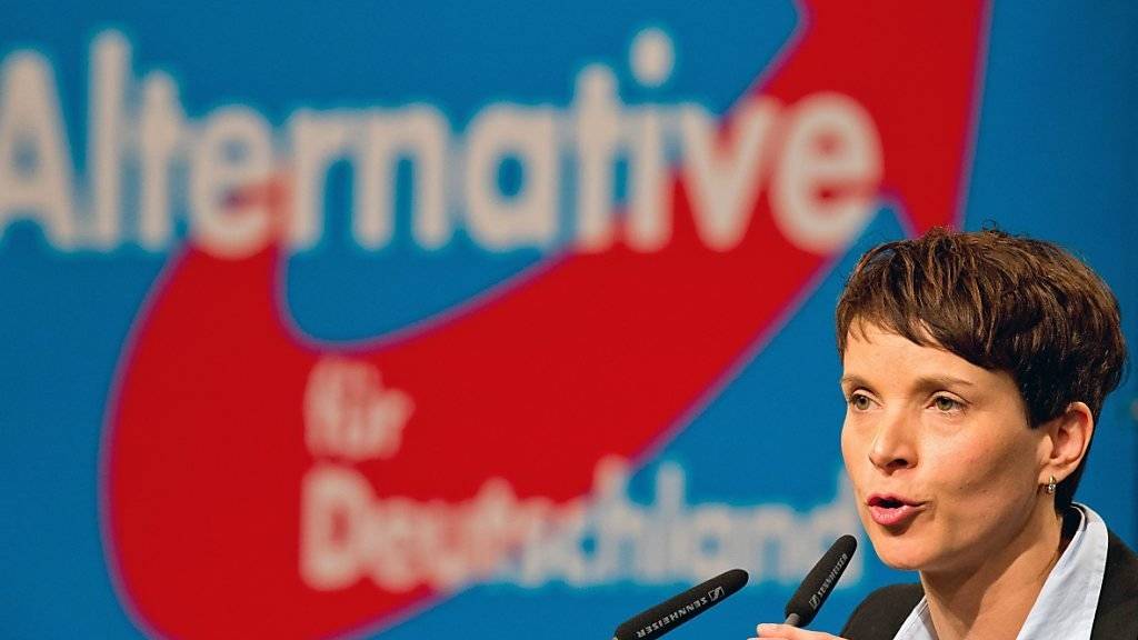 AfD-Parteichefin Frauke Petry fordert Merkels Rücktritt.