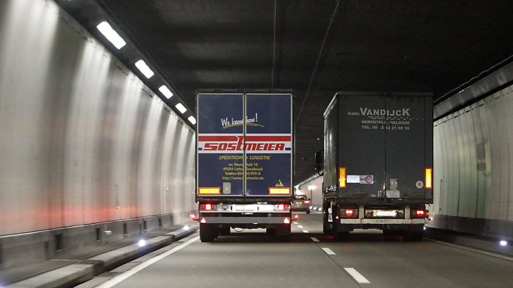 Ein Kurzschluss in einem Technikraum im Seelisbergtunnel hat am Samstag zu einem Verkehrschaos auf der A2 geführt. (Archivbild)