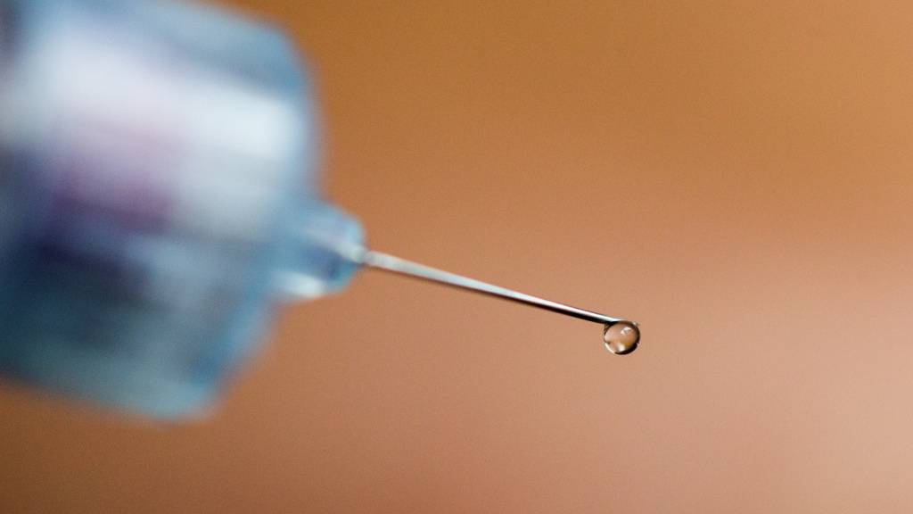 ARCHIV - Ein Tropfen Insulin hängt an der Nadelspitze eines Pen. Foto: Rolf Vennenbernd/dpa