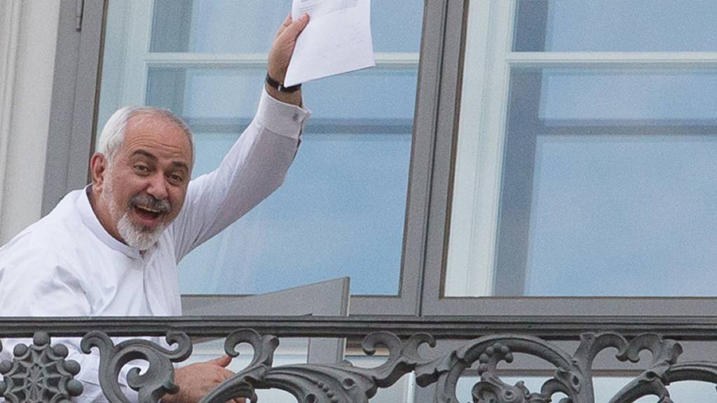 Irans Aussenminister Mohammed Dschawad Sarif zeigt einen Teil des Entwurfs der Atomeinigung auf dem Balkon des Coburg Palastes. (Archivbild)