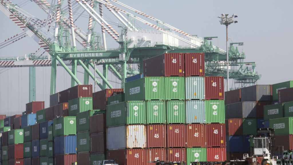 Containerschiffe werden im Hafen von Los Angeles entladen. (Archivbild)