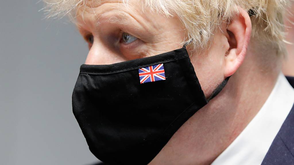 Boris Johnson, Premierminister von Großbritannien, trägt bei einem Besuch der Severn Trent Academy. Johnson kündigte am Montag deutliche Lockerungen der Kontaktbeschränkungen in England an. Foto: Phil Noble/PA Wire/dpa