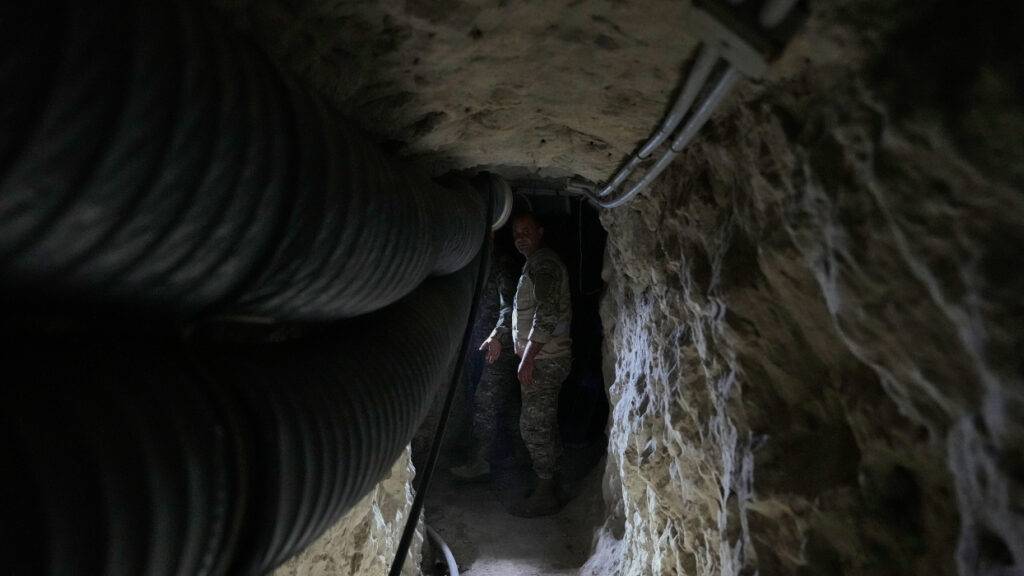 ARCHIV - Soldaten der libanesischen Armee gehen 2025 durch einen Tunnel, der in einen Berg gegraben wurde, der von der Hisbollah als Klinik und Lager nahe der libanesisch-israelischen Grenze im Zibqin-Tal im Südlibanon genutzt wurde. Foto: Bilal Hussein/AP/dpa
