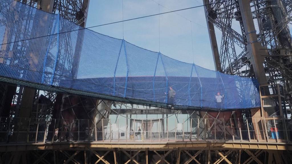 Eiffelturm in Paris hat vorübergehend eine Hängebrücke