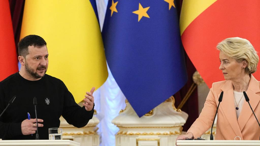 ARCHIV - Der ukrainische Präsident Wolodymyr Selenskyj spricht mit EU-Kommissionspräsidentin Ursula von der Leyen. Foto: Efrem Lukatsky/AP/dpa