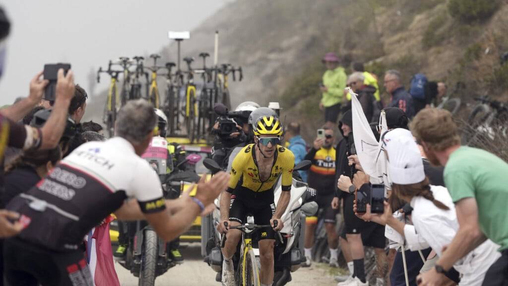 Simon Yates fährt auf den Schotterstrassen des Colle delle Finestre enfesselt dem Gesamtsieg am Giro d'Italia entgegen