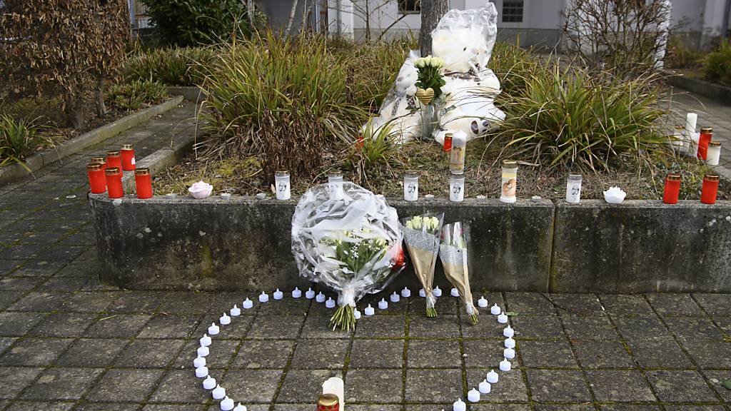 Brennende Kerzen und Blumen vor dem Wohnhaus des getöteten Mädchens. Sein gewaltsamer Tod im Februar 2022 erschütterte die Region.