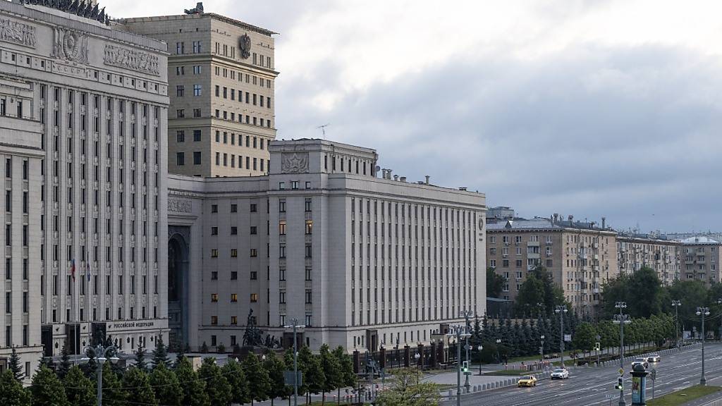 ARCHIV - Ein Blick auf das Gebäude des russischen Verteidigungsministeriums mit Flugabwehrsystemen auf dem Dach in Moskau, Russland. Foto: Uncredited/AP/dpa