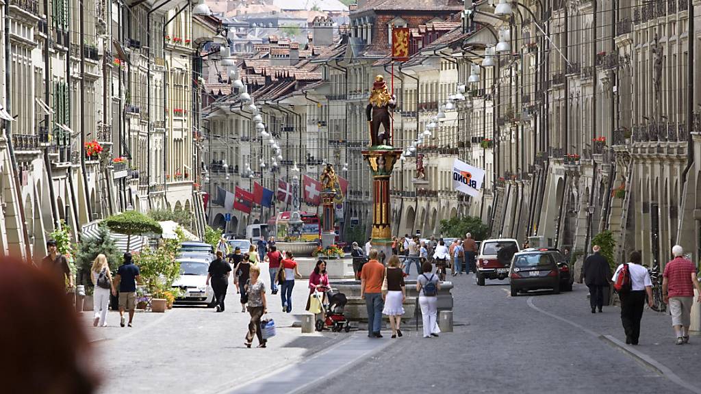 Die Stadt Bern will die Untere Altstadt von parkierten Autos befreien. Für betroffene Anwohner hat sie nun Übergangsbestimmungen erlassen. (Archivbild)