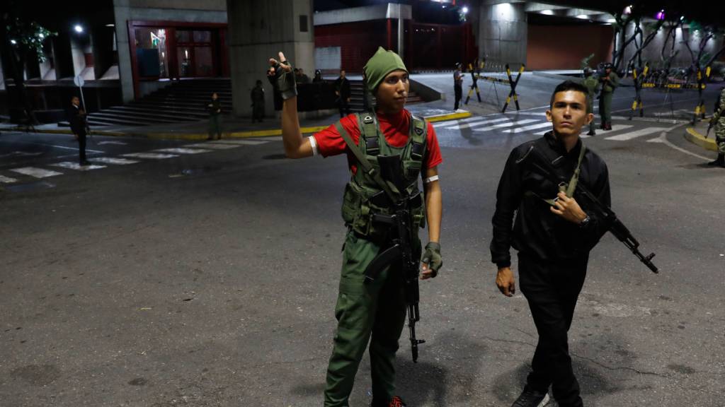 Mitglieder der Präsidentengarde vor dem Präsidentenpalast Miraflores in Caracas. Foto: Cristian Hernandez/AP/dpa