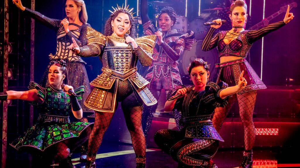 Im Musical «Six» wetteifern die sechs Ex-Ehefrauen von Heinrich VIII. darum, wer von ihnen unter dem grausamen Ehemann das schlimmste Schicksal erlitten hat. Doch die Königinnen präsentieren sich als royale Girlgroup im Stil moderner Pop-Diven.