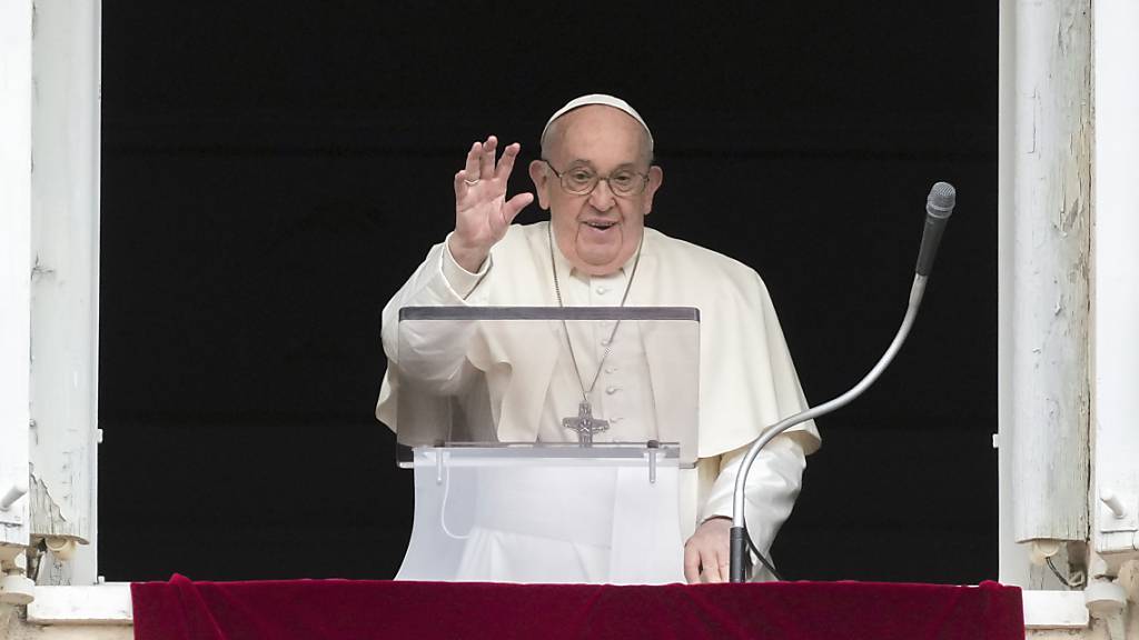 Papst Franziskus spricht seinen Segen, während er das Angelus-Mittagsgebet aus einem Fenster mit Blick auf den Petersplatz im Vatikan spricht. Foto: Andrew Medichini/AP/dpa