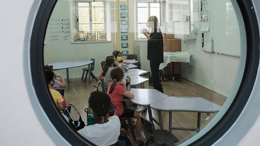 ARCHIV - Schüler sitzen in einem Klassenzimmer in einer Grundschule. Foto: Nir Alon/ZUMA Wire/dpa