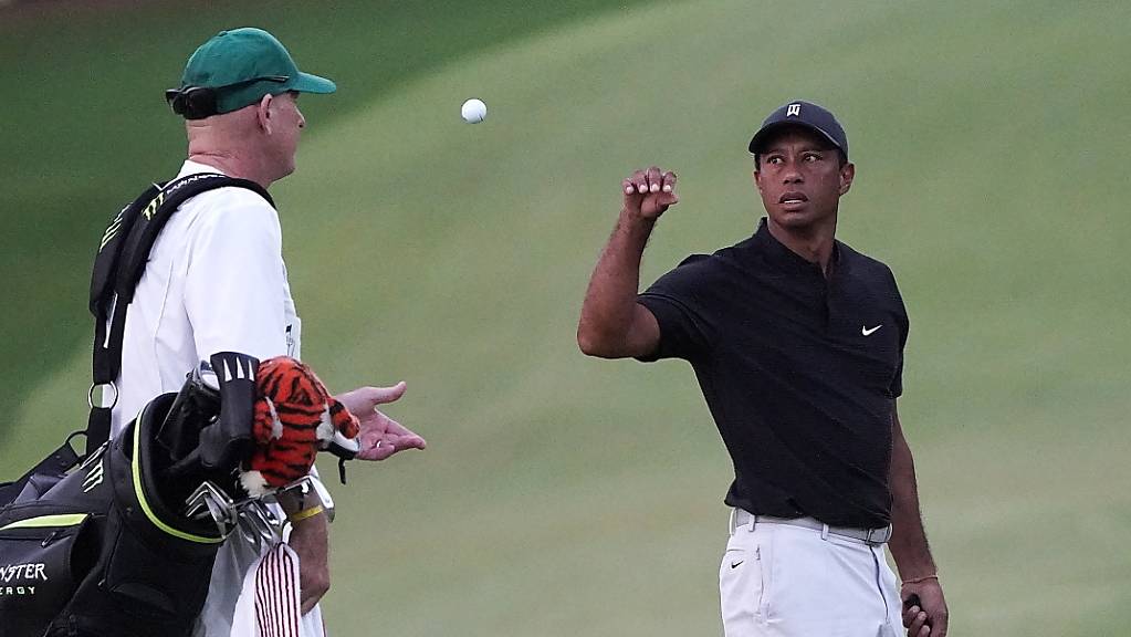 Tiger Woods, hier mit Caddie Joe LaCava, spielt am US Masters sehr geduldig.