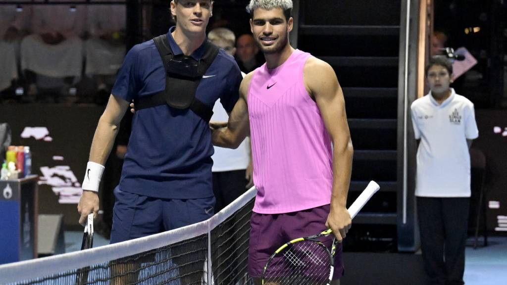 Showdown ohne sportlichen Wert, aber für viel Geld: Jannik Sinner (li.) gewinnt in der Wüste von Saudi-Arabien gegen Carlos Alcaraz und kassiert insgesamt 6 Millionen Dollar