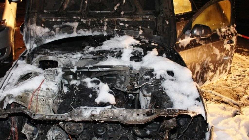 Totalschaden: Aus noch ungeklärten Gründen brannte das Auto in Oberurnen komplett aus.