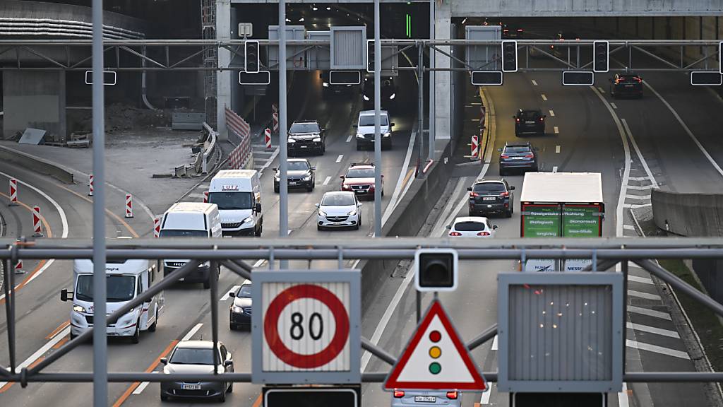 Bis zu einer allfälligen Engpassbeseitigung auf der St. Galler Stadtautobahn könnten Pförtneranlagen den innerstädtischen Verkehr steuern. Sie lassen auf sich warten.  (Archivbild)