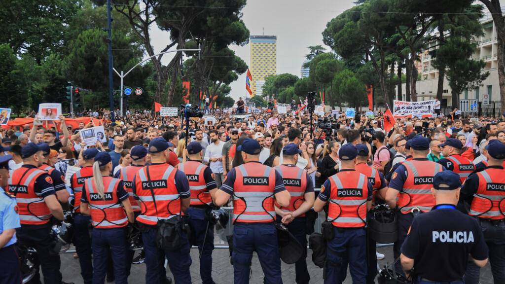 Polizeibeamte blockieren eine Straße während einer Demonstration gegen ein luxuriöses Küstenentwicklungsprojekt, das mit Jared Kushner und Ivanka Trump in Verbindung gebracht wird, wegen Bedenken hinsichtlich der Umweltauswirkungen und der Transparenz. Foto: Hameraldi Agolli/AP/dpa