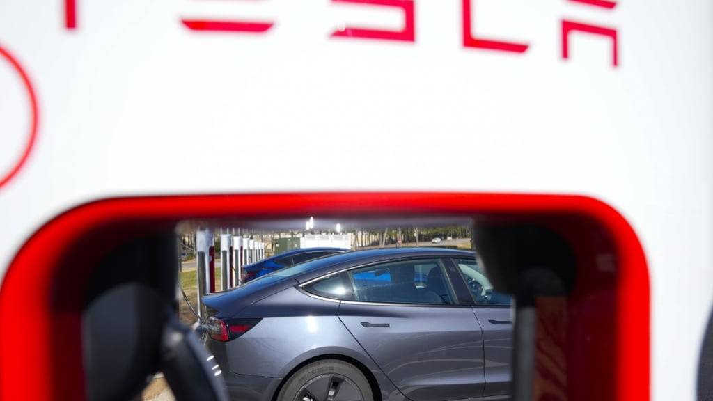 Der KI-Chatbot Grok soll bald in Teslas verfügbar sein. (Archivbild)