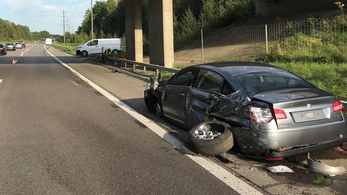 Lieferwagen donnert auf A7 in Pannenfahrzeug