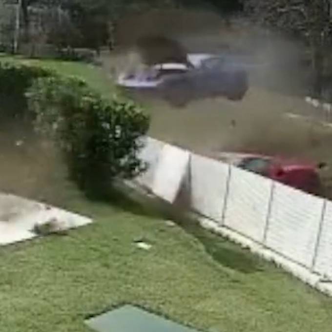 Zwei Ferraris fliegen durch die Luft und krachen in Zaun einer Villa