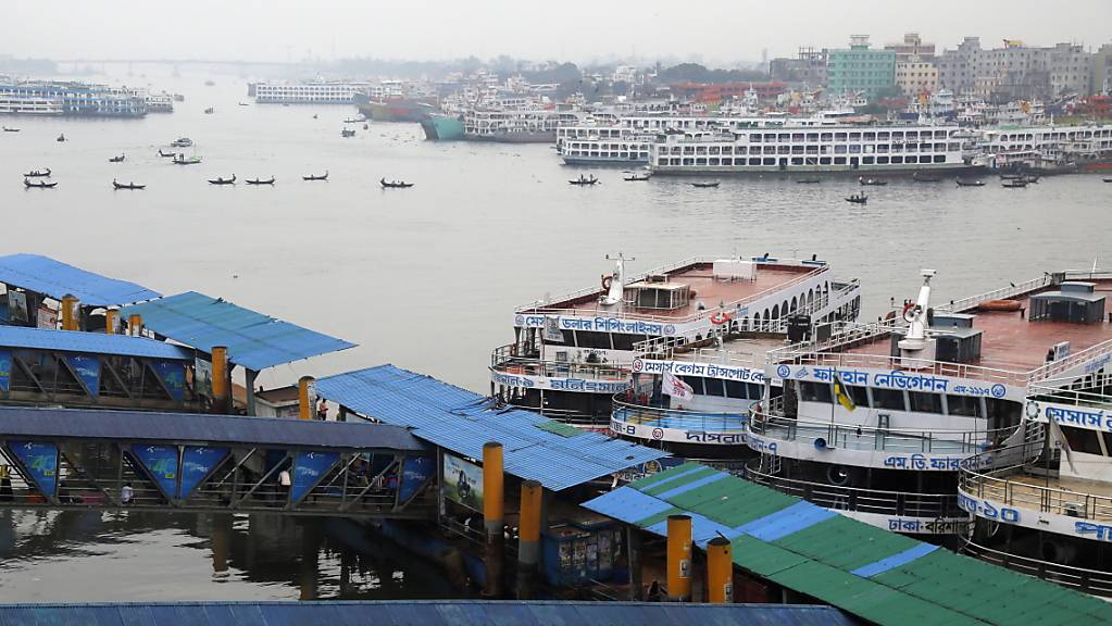 Die Schiffe blieben in Bangladeschs Hauptstadt Dhaka im Hafen. Die Behörden haben angesichts des drohenden Zyklons «Bulbul» den Bootsverkehr aus Sicherheitsgründen eingestellt.