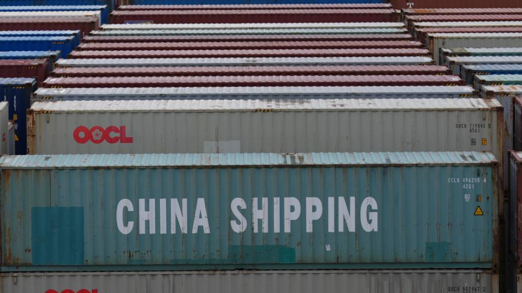 Mit starken Exporten erreicht China 2025 sein Wachstumsziel von 5 Prozent. Im Schlussquartal fällt das Plus jedoch auf 4,5 Prozent. (Symbolbild)