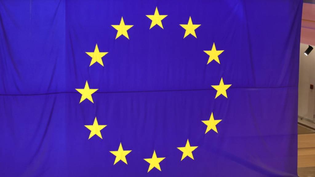 Die EU will, dass Verbraucher ihr Geld investieren, statt es aufs Sparbuch zu legen. Neue Regeln sollen dabei helfen. (Archivbild)