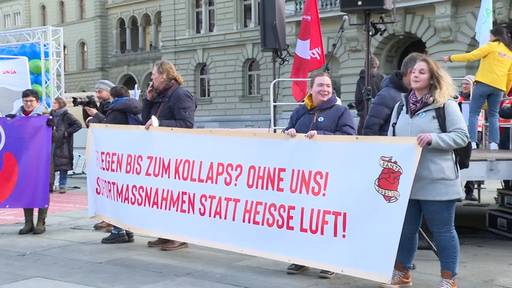 Pflegende demonstrieren in Bern für bessere Arbeitsbedingungen