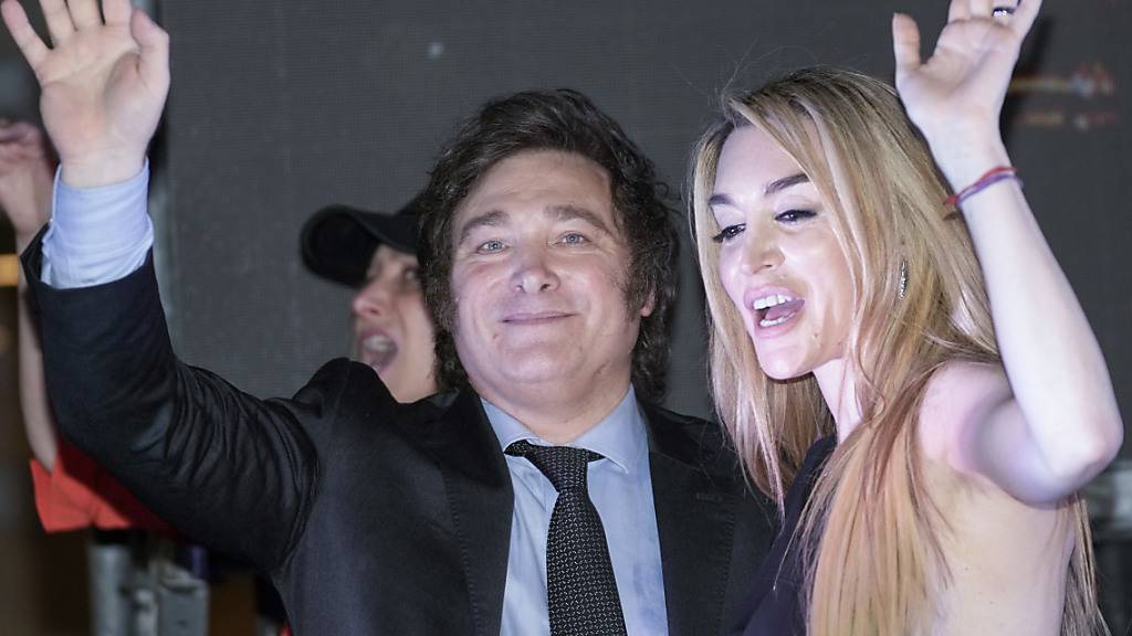 Nach seinem deutlichen Sieg bei der Präsidentenwahl in Argentinien hat der ultraliberale Populist Javier Milei eine radikale Kehrtwende in dem südamerikanischen Land angekündigt. Foto: Rodrigo Abd/AP/dpa