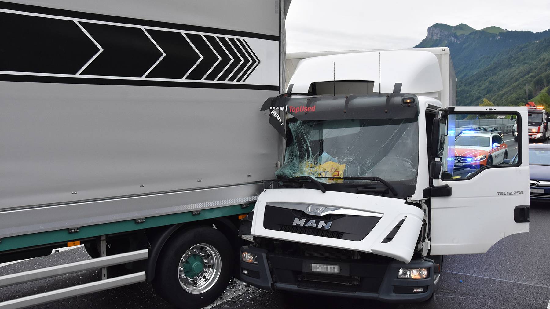 Der Lastwagenfahrer kam mit dem Schrecken davon – er wurde nicht verletzt.
