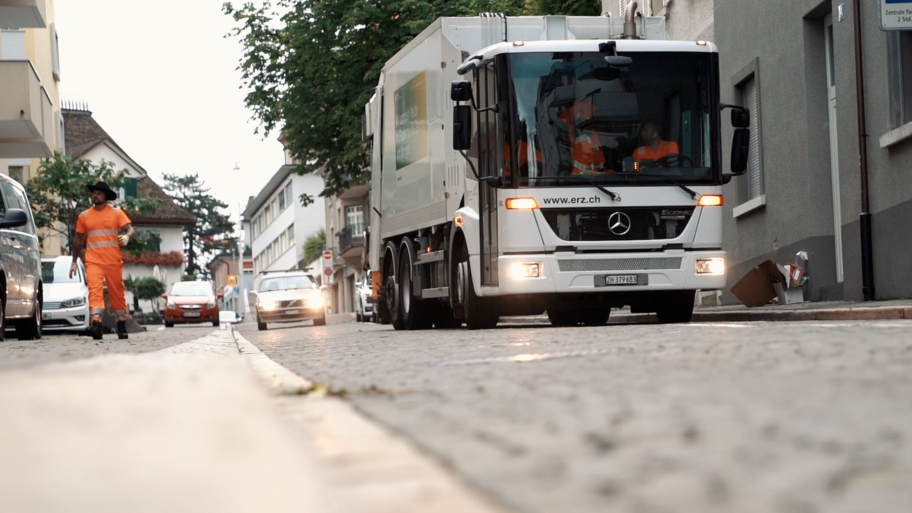 Ein Fahrzeug der Entsorgung + Recycling Zürich unterwegs.