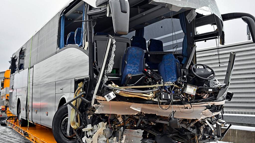 Der Bus war im Dezember 2018 bei Schnee und Eis fast ungebremst in eine Betonwand gefahren. Der Fahrer steht nun wegen fahrlässiger Tötung in Zürich vor Gericht (Archivbild)