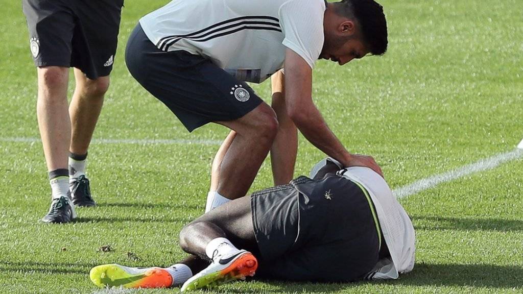 Antonio Rüdiger liegt mit einem Kreuzbandriss am Boden, Teamkollege Emre Can kümmert sich um ihn