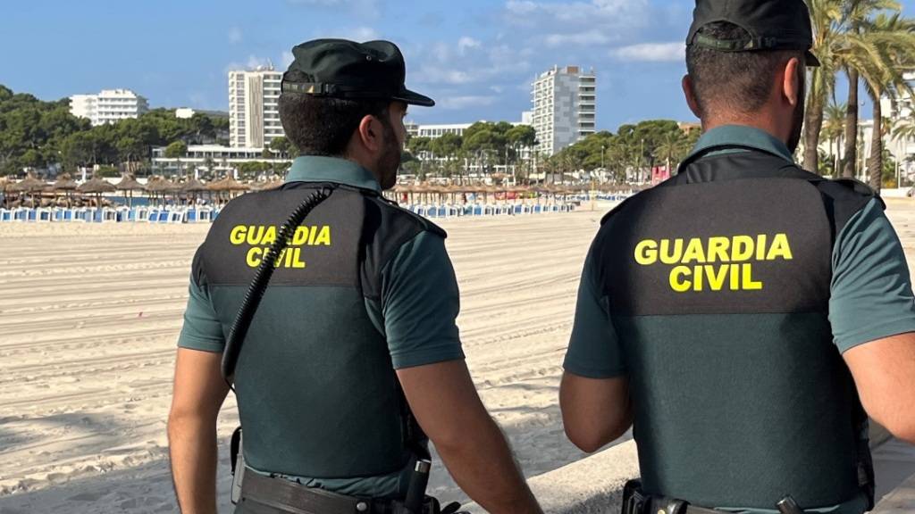 ARCHIV - Mitglieder der spanischen Guardia Civil sind nahe eines Strandes im Einsatz. Foto: Guardia Civil/Europapress/dpa