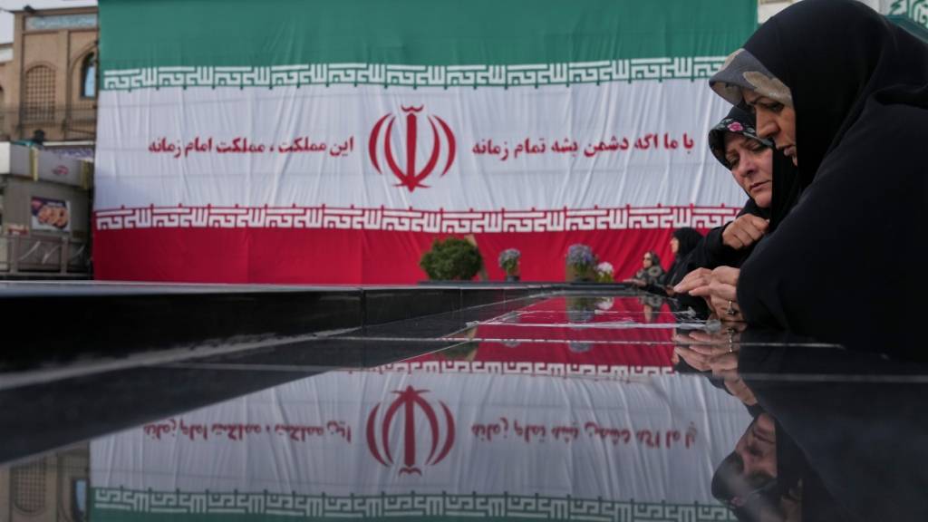 dpatopbilder - Frauen erweisen an einem Denkmal dem unbekannten Soldaten und den Atomwissenschaftlern, die 2025 getötet wurden, die Ehre. Foto: Francisco Seco/AP/dpa