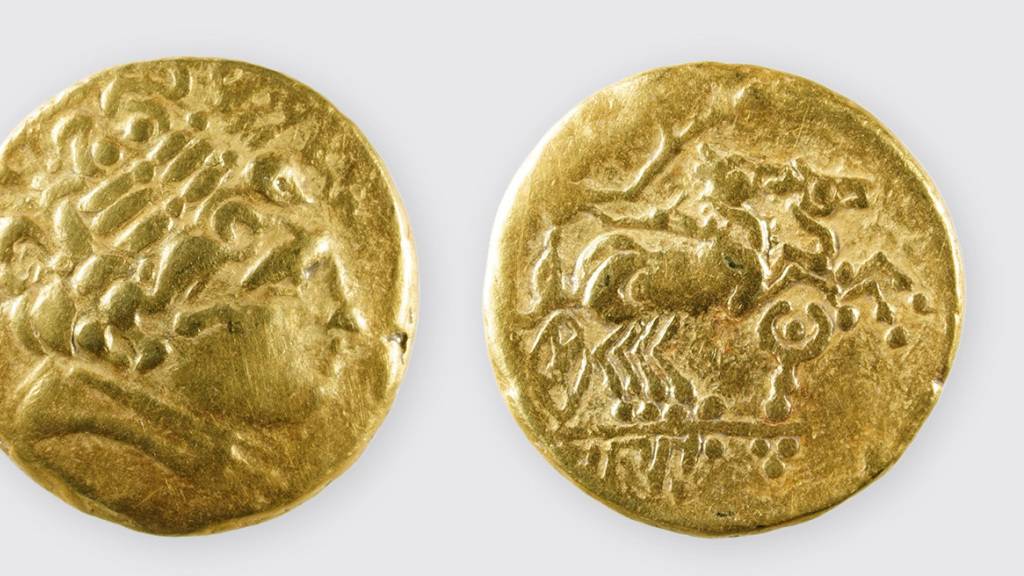 Die rund 2300 Jahre alten Münzen zeigen auf der Vorderseite den Kopf des Gottes Apollon und auf der Rückseite ein Pferdegespann, beides in einem keltischen Stil.