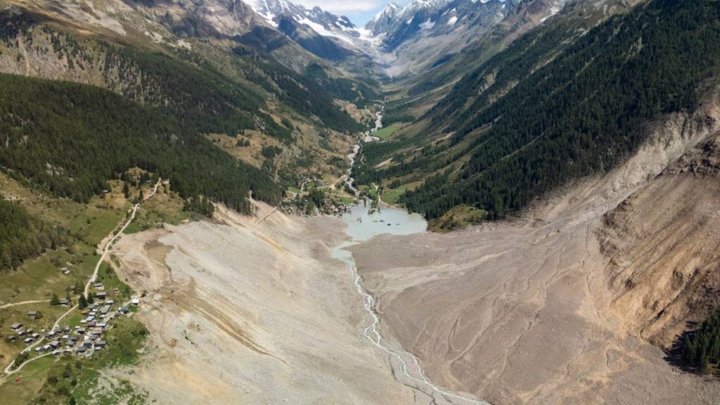 Blick auf den riesigen Schuttkegel nach dem Bergsturz in Blatten im Walliser Lötschental.