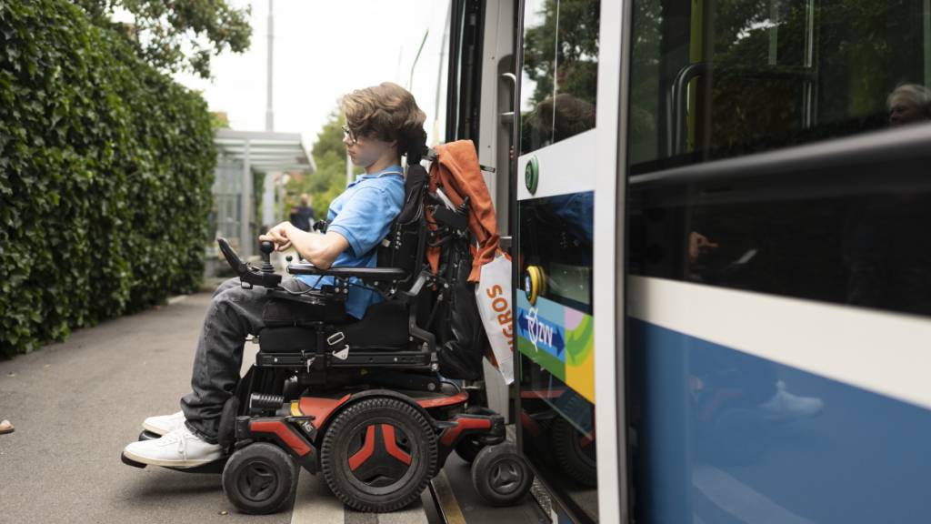 Insbesondere beim Zugang und Einstieg in den öffentlichen Verkehr stellen Menschen mit Behinderung Einschränkungen fest. (Archivbild)