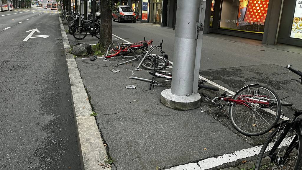 Audifahrer mäht beim Bahnhof parkierte Velos um