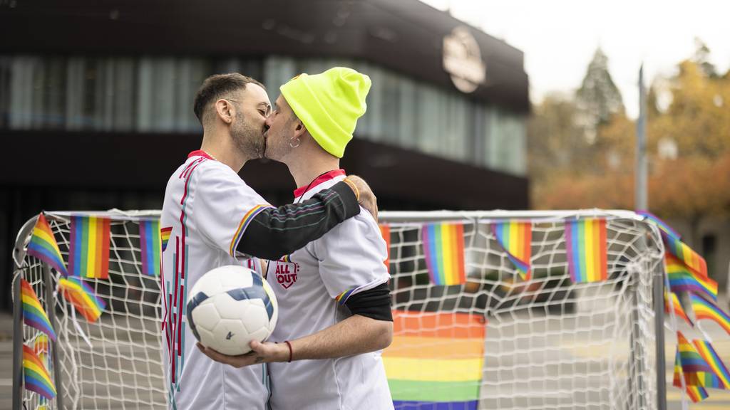 Queere Community protestiert vor Fifa-Museum gegen Homophobie 