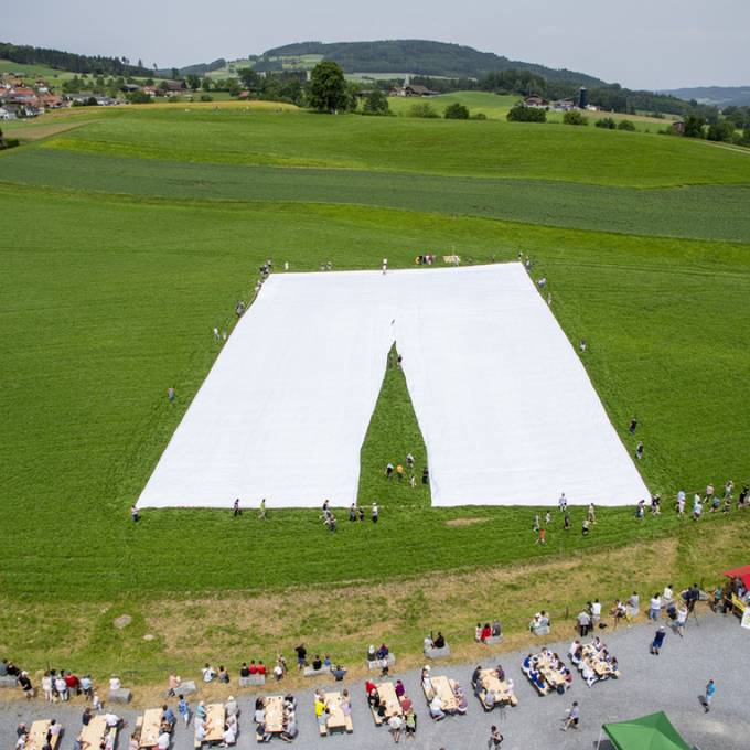 Die grösste Hose der Welt wurde in Beromünster LU genäht