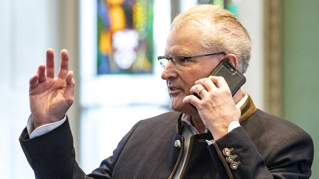Heinz Taennler, SVP, telefoniert waehrend des 2. Wahlgangs fuer den zweiten Staenderatssitz des Kantons Zug, am Sonntag, 17. November 2019, im Regierungsgebaeude in Zug.