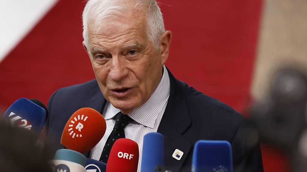 EU-Außenbeauftragter Josep Borrell spricht mit den Medien bei seiner Ankunft zu einem EU-Gipfel, einem Treffen der Staats- und Regierungschefs der EU-Staaten. Foto: Omar Havana/AP/dpa