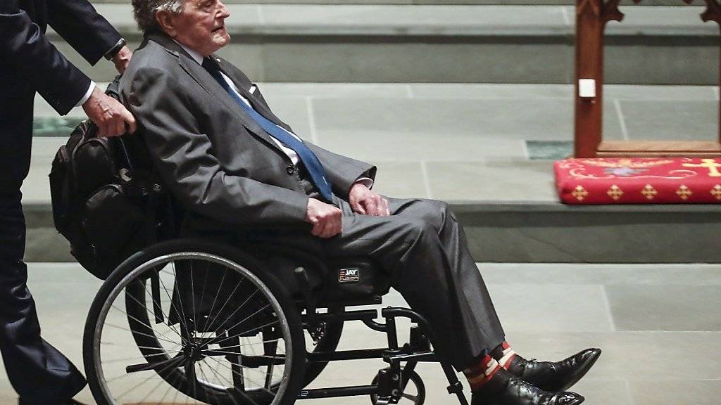 Sitzt im Rollstuhl und leidet an Parkinson: der frühere US-Präsident George H.W. Bush. (Archivbild)