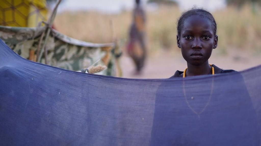 HANDOUT - Dieses von UNICEF veröffentlichte Foto zeigt eine Frau aus Al-Faschir in einem Vertriebenenlager in Tawila, in dem sie Zuflucht vor den Kämpfen zwischen Regierungstruppen und der RSF gesucht hat. Foto: Mohammed Jammal/UNICEF/AP/dpa - ACHTUNG: Nur zur redaktionellen Verwendung und nur mit vollständiger Nennung des vorstehenden Credits